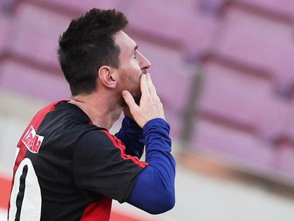 Messi y su ritual, pergeñado en su casa de Castelldefels (REUTERS/Albert Gea)