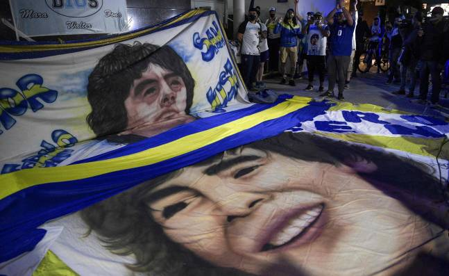 alivio y alegría entre hinchas tras exitosa operación de Diego Maradona