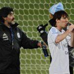 ¡Para recordarlo siempre! El día que Maradona tocó a Messi con su mano de Dios