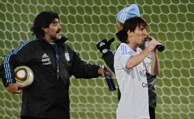 ¡Para recordarlo siempre! El día que Maradona tocó a Messi con su mano de Dios