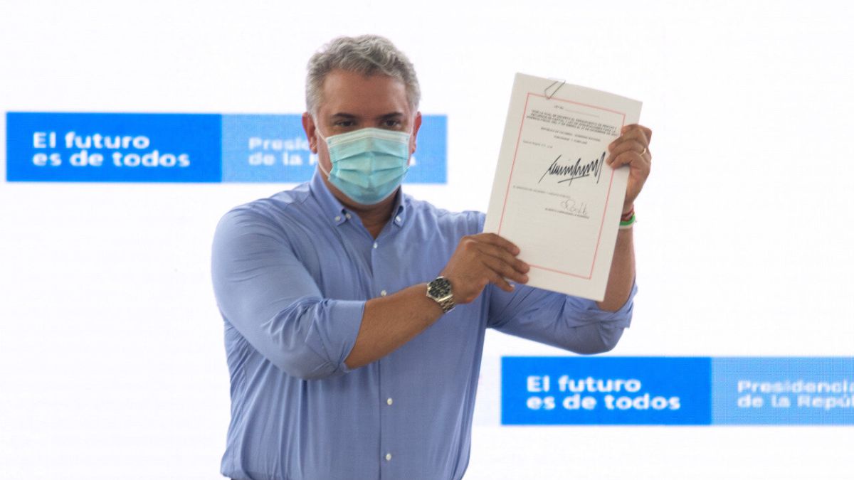 Iván Duque firma ley de vacunas