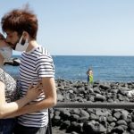 Una pareja se besa en la costa italiana (Reuters)