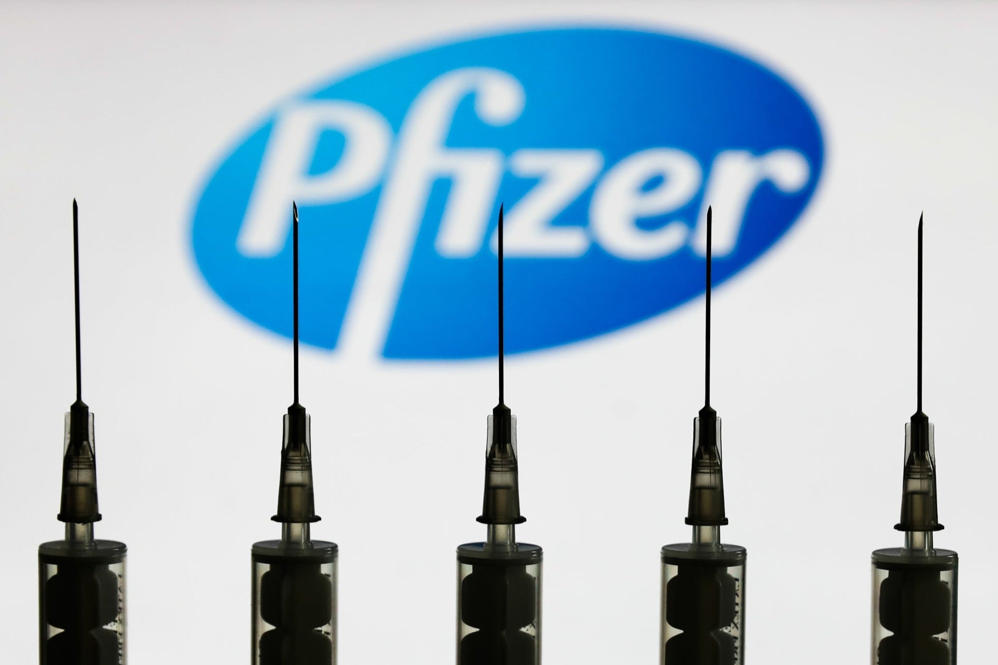 Pfizer y Moderna podrían ganar 32,000 millones de dólares por venta de vacunas contra COVID-19