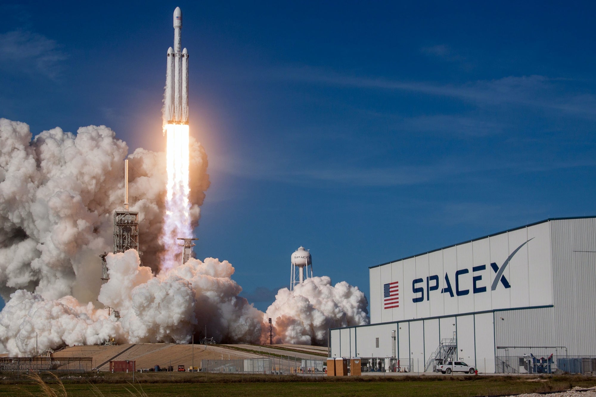 Proyectos espaciales de Elon Musk y Jeff Bezos podrán exentar impuestos para atraer inversionistas