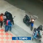 Robo: Mujer es asaltada por delincuentes en moto en Cali - Cali - Colombia