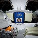 Amazon se ha asociado con Cisco y Lockheed Martin para desarrollar un sistema de inteligencia artificial, denominado 'Callisto', para la misión lunar Artemis I de la NASA.  En la imagen: la impresión de un artista de cómo se vería la demostración de Callisto instalada en el panel de instrumentos de una futura misión espacial tripulada.  En realidad, la misión Artemis I no estará tripulada.