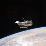 El telescopio espacial se desplegó desde la bahía de carga del transbordador espacial Discovery el 25 de abril de 1990, a 340 millas sobre la superficie de la Tierra.