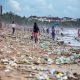 El aumento previsto de la contaminación plástica que se derrama en el medio ambiente constituye una emergencia planetaria, advierte el informe.  En la imagen, la contaminación plástica en la playa de Kuta, Bali.  Tenga en cuenta los famosos arcos dorados de McDonald's en el fondo
