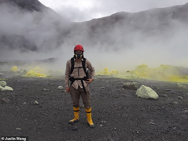 El trabajo de campo en el lago Lagune Caliente en el lago volcánico Poás, Costa Rica, fue realizado por el investigador Justin Wang (en la foto) y sus colegas.