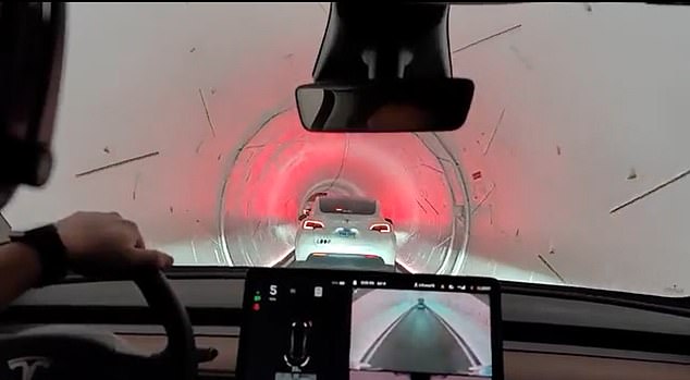 Boring Company de Elon Musk está transportando a los asistentes al CES por el lugar de Las Vegas, pero un video de Teslas blancos navegando por los túneles subterráneos muestra que el