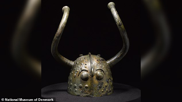 Cada uno de los cascos tiene peculiares cuernos curvos al estilo de un toro y dos grandes cúpulas hechas para parecerse a los ojos.