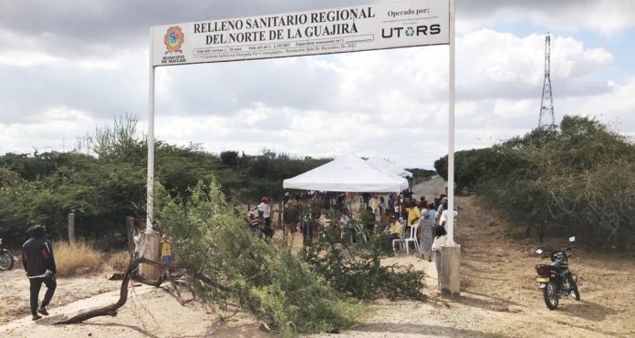Esta es la entrada principal al relleno sanitario ubicado en el municipio de Maicao y que hoy cumple 10 días de estar bloqueado por malestar en la comunidad wayuu, propietaria de los predios en donde está construido.