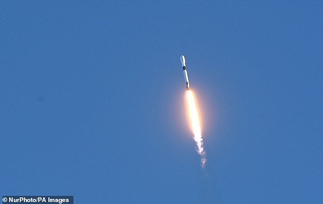 Visto desde Canaveral National Seashore, un cohete SpaceX Falcon 9 se dirige hacia el cielo después de su lanzamiento desde la plataforma 39A en el Centro Espacial Kennedy el 6 de enero en Cabo Cañaveral, Florida.  El cohete lleva 49 satélites de Internet Starlink.