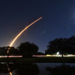 En esta imagen tomada con una velocidad de obturación lenta, un cohete SpaceX Falcon 9 desde la plataforma de lanzamiento 39A en el Centro Espacial Kennedy, cruza el cielo nocturno en esta vista Viera, Florida, 18 de enero de 2022