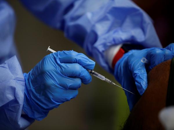Supersalud impone multas de 2.000 millones de pesos por irregularidades en vacunación | Gobierno | Economía