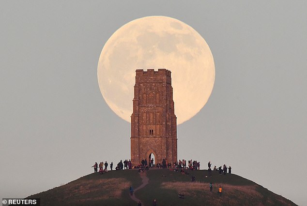 La primera luna llena de 2022, conocida como la luna del lobo, saldrá unos 24 minutos antes de que se ponga el sol en la costa este de los EE. UU. esta noche.  La luna lobo ya apareció en el Reino Unido.  Aquí está colgado detrás de la Torre de San Miguel