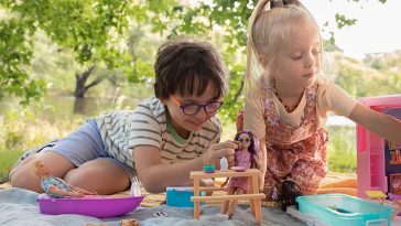 Investigadores de la Universidad de Cardiff han revelado que los niños hablan más de los pensamientos y emociones de los demás cuando juegan con muñecas que con dispositivos electrónicos