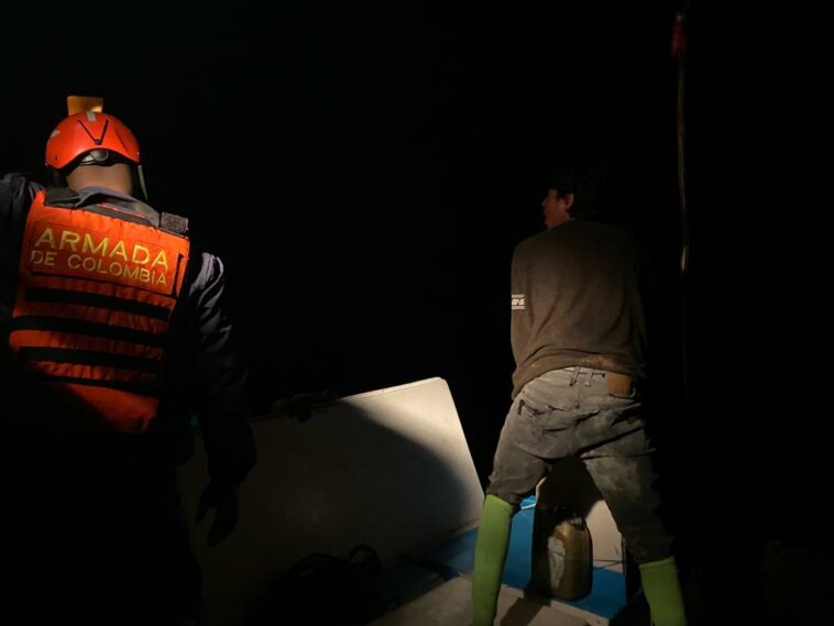 la Armada de Colombia rescató y asistió a tres extranjeros que sumaban cinco días a la deriva en el mar