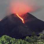 La lava fluye mientras el monte Merapi de Indonesia continúa en erupción | Noticias de Buenaventura, Colombia y el Mundo