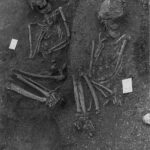 Dos esqueletos recuperados del Valle del Sado en Portugal.  Estos entierros ilustran varios rasgos comunes a los entierros del Valle del Sado durante el período Mesolítico, dicen los expertos.