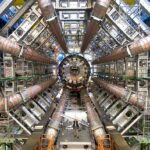 El CERN opera el Gran Colisionador de Hadrones, el acelerador de partículas más grande y poderoso del mundo (en la foto), famoso por su descubrimiento en 2012 del bosón de Higgs.