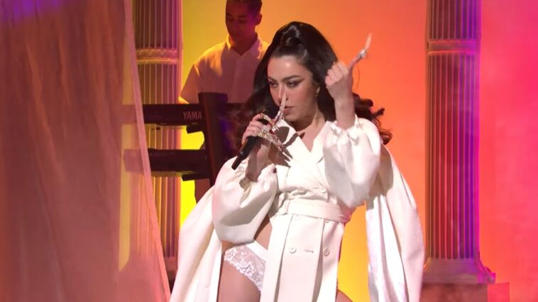 Mira A Charli XCX Interpretar “Beg For You” Y “Baby” En SNL | Noticias ...