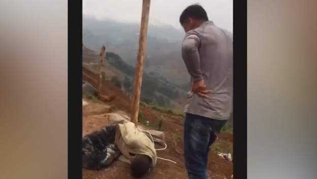 Tribunal ruandés encarcela a hombre chino por golpear a hombres atados a un árbol | Noticias de Buenaventura, Colombia y el Mundo