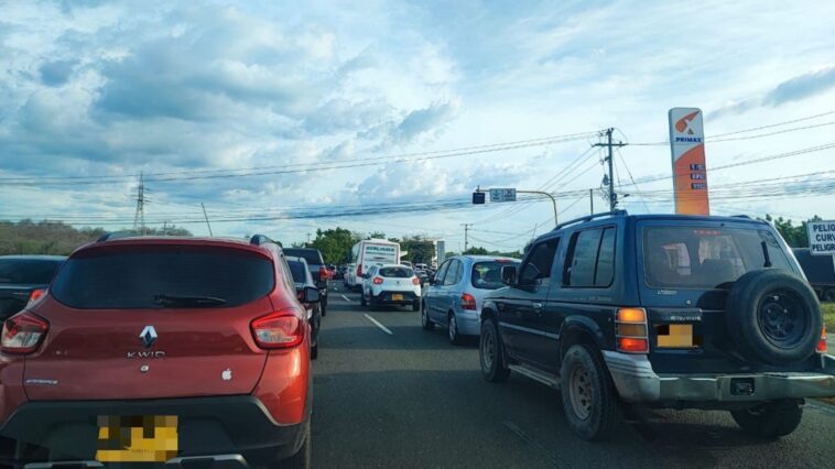 Plan retorno: viajeros reportan trancón en vía Santa Marta - Barranquilla
