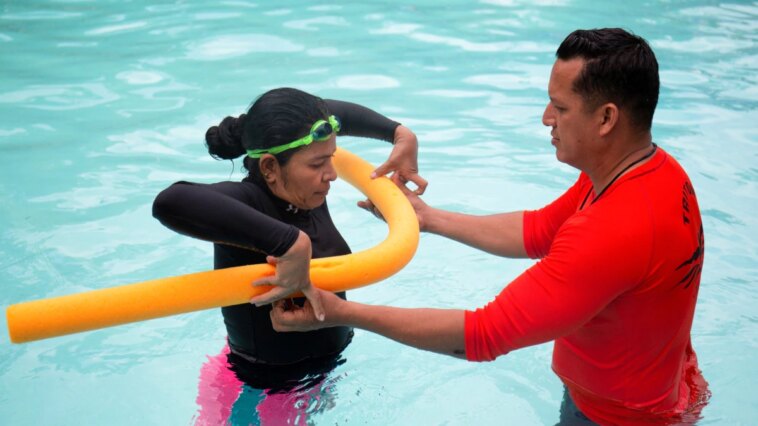Migrantes toman clases de natación para cruzar el Río Bravo | Noticias de Buenaventura, Colombia y el Mundo