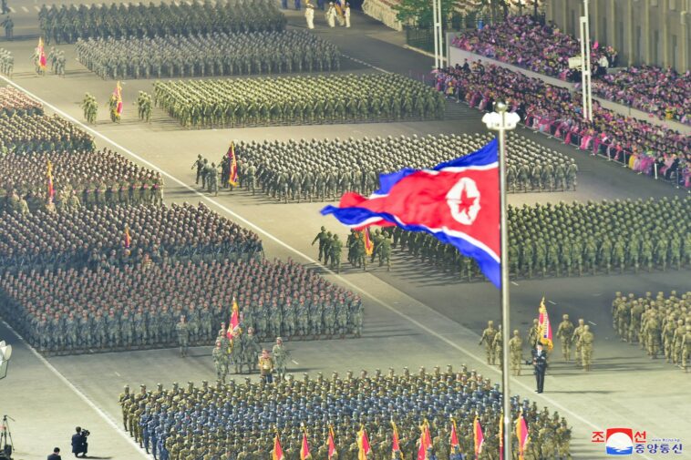 Soldados norcoreanos propagan COVID-19 durante desfile militar del 25 de abril | Noticias de Buenaventura, Colombia y el Mundo