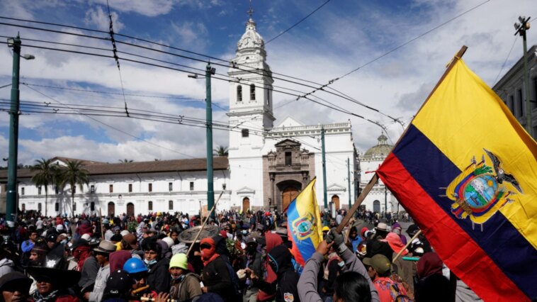 Miles de indígenas marchan en la capital de Ecuador en contra de políticas de gobierno | Noticias de Buenaventura, Colombia y el Mundo