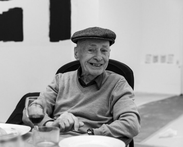 Jacques Villeglé, el artista francés que encontró la belleza en los anuncios rasgados, muere a los 96 años | Noticias de Buenaventura, Colombia y el Mundo