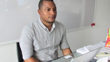 Secretario de Educación Hamington Valencia Viveros retomó sus labores en la entidad distrital luego de decisión de la Personería Distrital  | Noticias de Buenaventura, Colombia y el Mundo