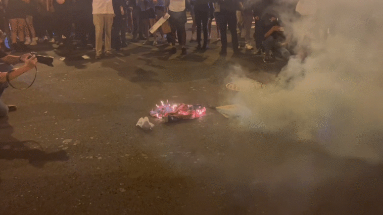 Manifestantes a favor del derecho a decidir queman la bandera estadounidense en las calles de Washington DC después de la reversión de Roe v. Wade | Noticias de Buenaventura, Colombia y el Mundo
