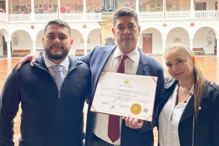 El “Mono” Hernández recibe título de Magister en Administración en Salud.