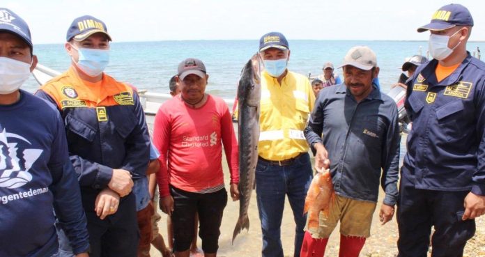 Orgullosamente, los pescadores mostraron los individuos que capturaron en un rato que entraron al mar. Juan Carlos García Otero, gerente de Asuntos Sociales de Cerrejón, muestra uno de ellos.