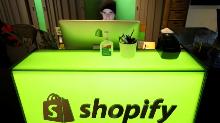Las acciones de Shopify se hunden un 15% después de que la compañía dice que despedirá al 10% de los trabajadores | Noticias de Buenaventura, Colombia y el Mundo