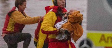 Increíble rescate de un bebé de las inundaciones | Noticias de Buenaventura, Colombia y el Mundo