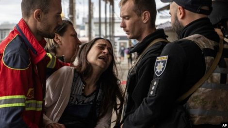 Sabina, centro, llora después de que su esposo Artem Pogorelets muriera por un bombardeo ruso en el mercado de Barabashovo en Kharkiv, Ucrania, el jueves 21 de julio de 2022. (Foto AP/Evgeniy Maloletka)