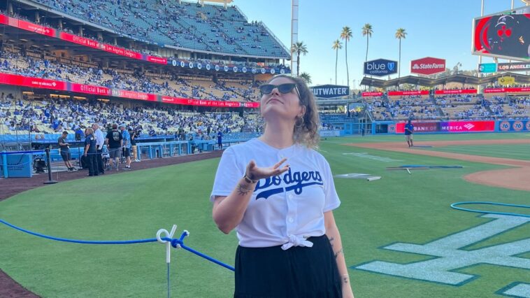 Bethany Cosentino de Best Coast canta el himno nacional en un juego de los Dodgers | Noticias de Buenaventura, Colombia y el Mundo