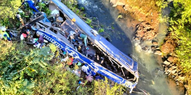 Choque de autobús en puente en Kenia deja al menos 33 muertos | Noticias de Buenaventura, Colombia y el Mundo