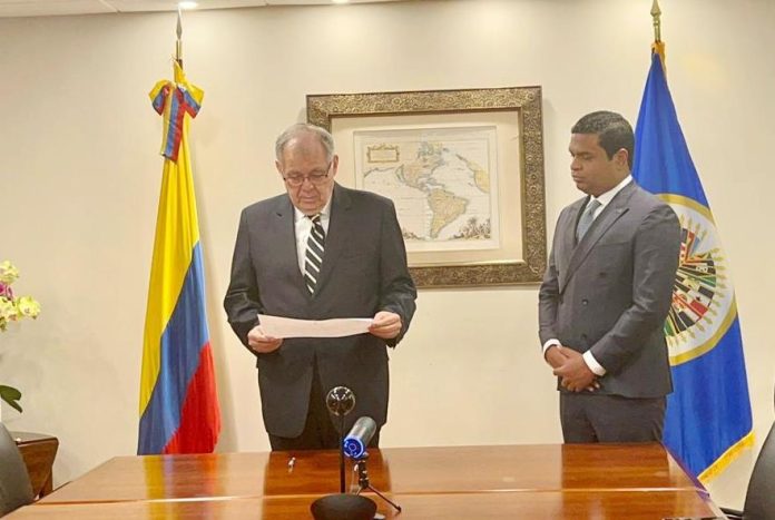Instantes cuando el riohachero, Emel Alfredo Camargo Maestre tomaba posesión ante el embajador de Colombia ante la OEA, Alejandro Ordoñez Maldonado, como Tercer Secretario de Relaciones Exteriores.