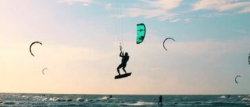 Deportes como el kitesurf se puede practicas en las playas de Juan de Acosta.