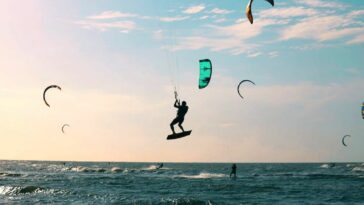 Deportes como el kitesurf se puede practicas en las playas de Juan de Acosta.