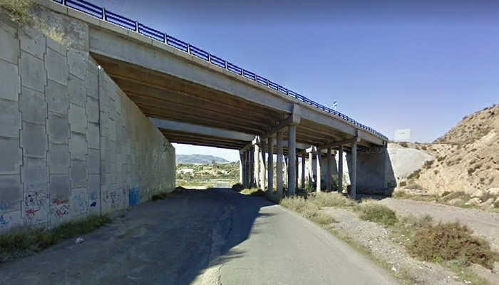 Muere camionero en Almería al caer su vehículo desde 10 metros de un puente | Noticias de Buenaventura, Colombia y el Mundo