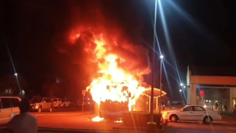 Viajeros escapan por poco de autobús en llamas | Noticias de Buenaventura, Colombia y el Mundo