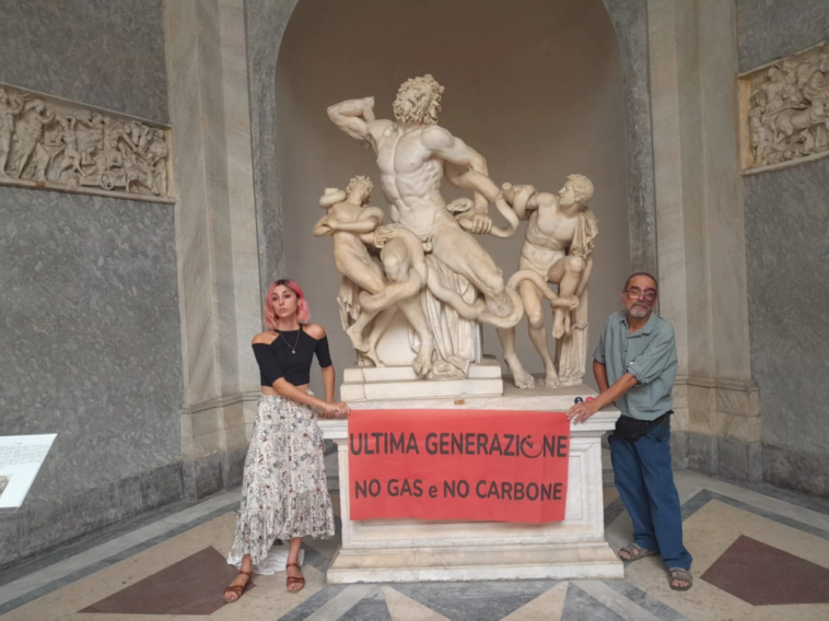 Activistas climáticos se pegaron a una de las obras de arte más valiosas del Vaticano | Noticias de Buenaventura, Colombia y el Mundo