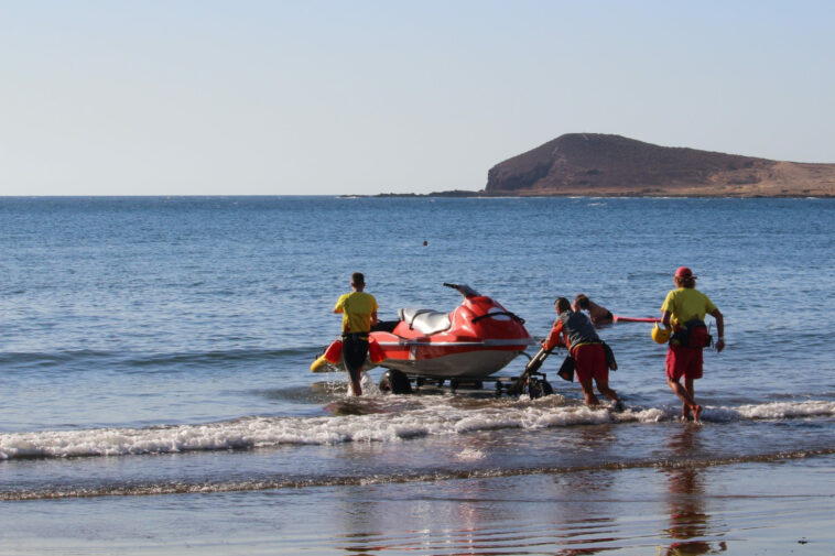 Los socorristas realizan CUATRO rescates dramáticos en la playa de Cala Mijo en Águilas de España | Noticias de Buenaventura, Colombia y el Mundo