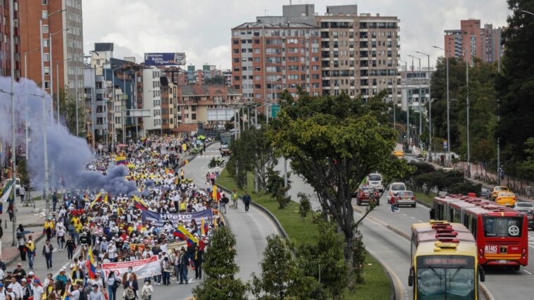 Colombianos marchan contra las reformas y los proyectos del gobierno de Petro | Noticias de Buenaventura, Colombia y el Mundo