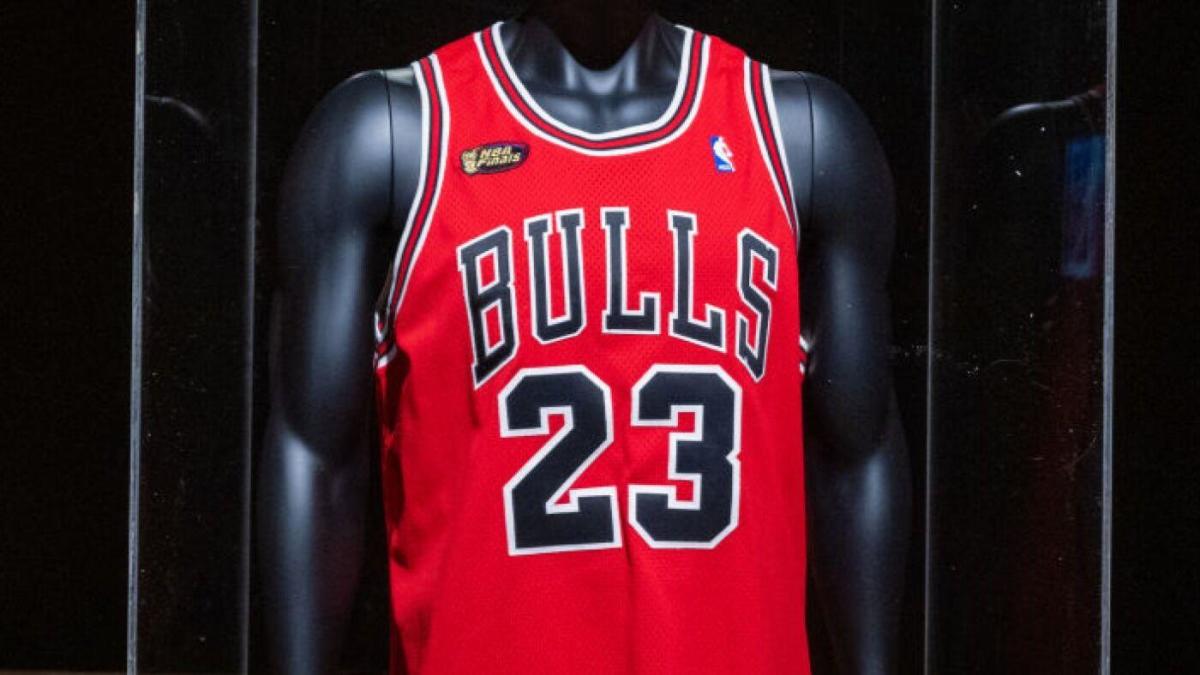 La camiseta que vistió Jordan en la final de la NBA de 1998, vendida por  10.09 millones de dólares